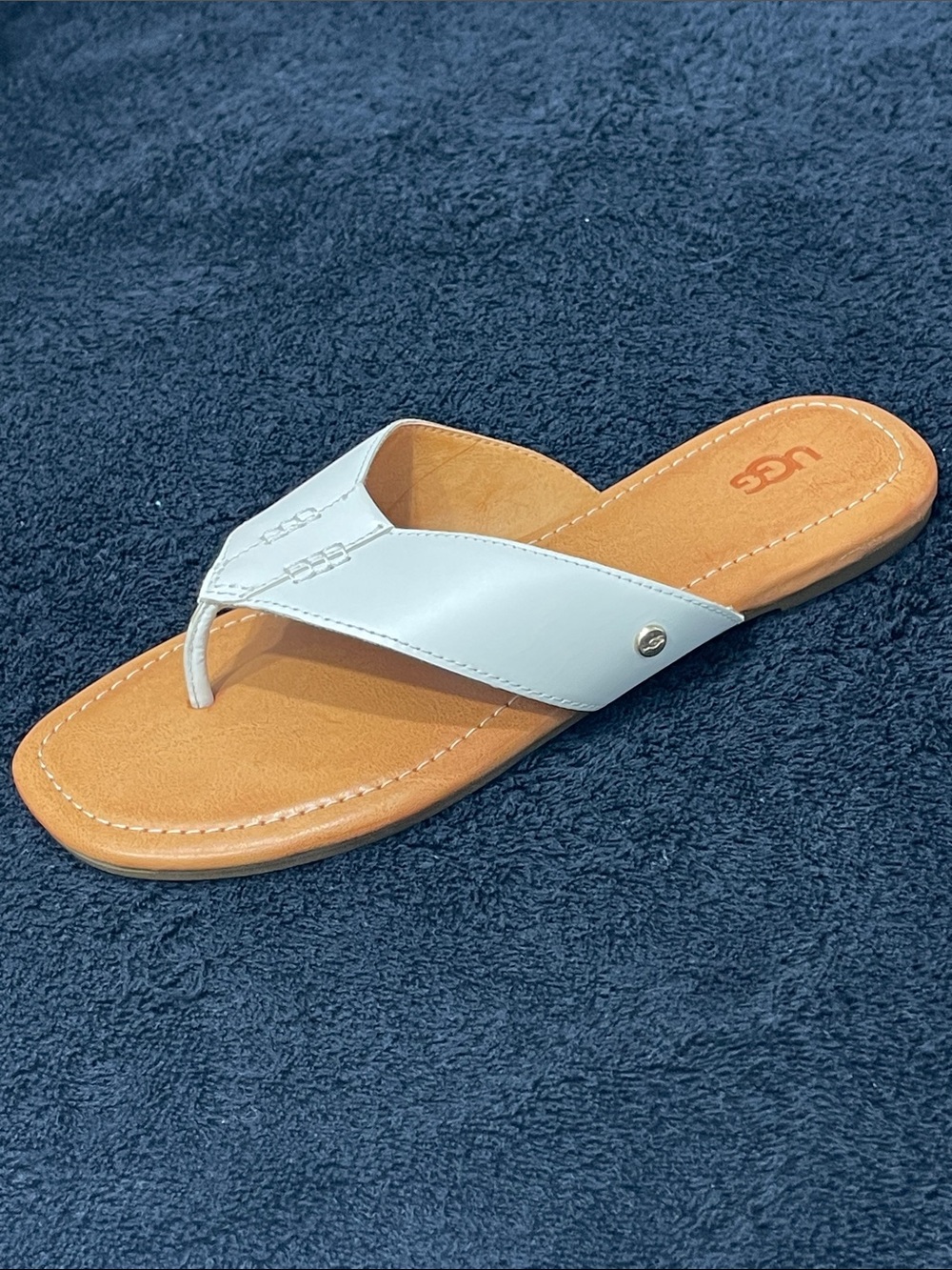 UGG Carey Flip Sandal Jasmine White Leather Thong with Tan Footbed Size 8.5 - Picture 3 of 5